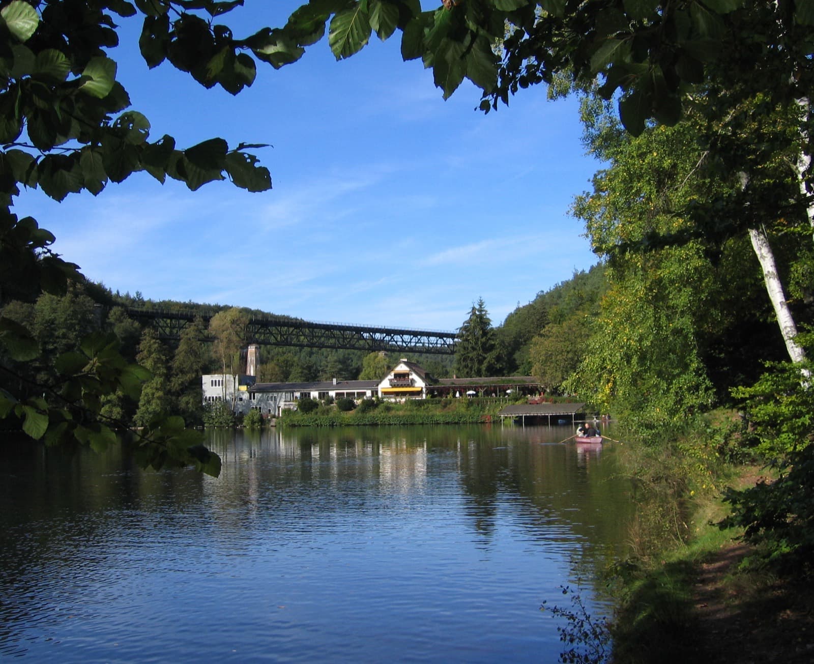 Der Eiswoog bei Ramsen (VG Eisenberg) mit Seehaus und Eistalviadukt